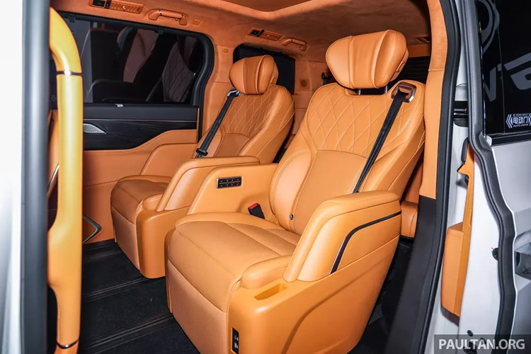 Vòng sang bên sườn, chúng ta sẽ bắt gặp cửa lùa chỉnh điện tương tự các đối thủ cùng phân khúc MPV cỡ lớn khác. Bên cạnh đó là những đường dập gân nổi bật, gương chiếu hậu nằm trên cửa và khe gió giả phía sau chắn bùn trước. Cửa sổ của mẫu MPV cỡ lớn này có thiết kế rộng, đảm bảo tầm nhìn cho hành khách bên trong xe.