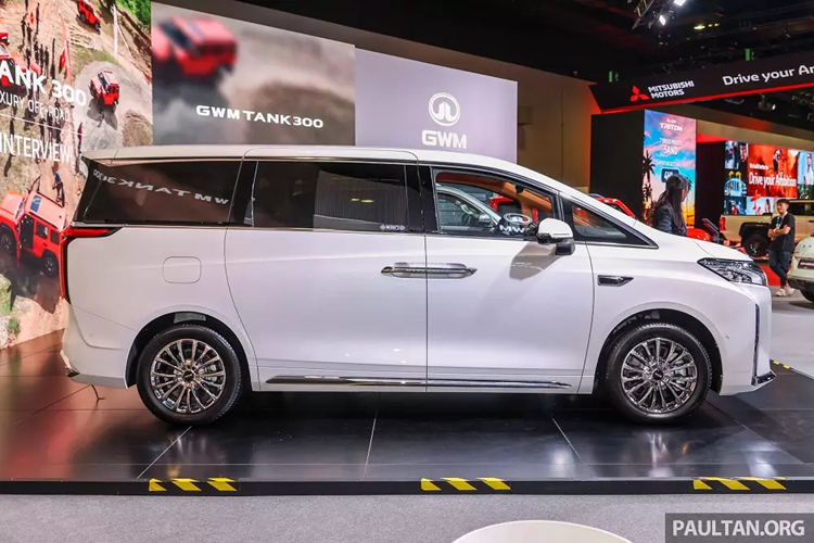 Được lên kế hoạch lắp ráp tại nhà máy ở Malaysia, Wey 80 2025 mới sở hữu kích thước dài x rộng x cao lần lượt 5.045 x 1.960 x 1.900 mm và chiều dài cơ sở 3.085 mm. Với kích thước này, mẫu MPV đến từ Trung Quốc sẽ là đối thủ của Kia Carnival, Volkswagen Viloran và GAC M8.