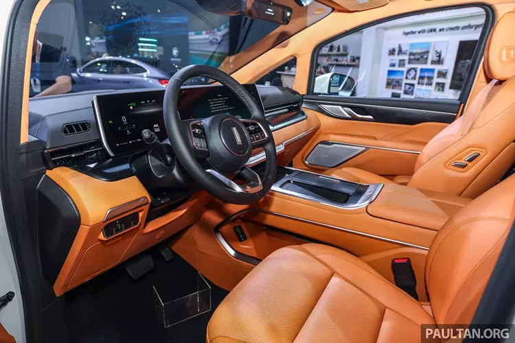 Ngay bên dưới lưới tản nhiệt là hốc gió trung tâm hình chữ nhật khá rộng. Nối liền với lưới tản nhiệt là cụm đèn pha sắc sảo, tích hợp dải đèn LED định vị ban ngày. Ở hai góc đầu xe còn có thêm khe gió nằm dọc, trang trí bằng nẹp mạ crôm.