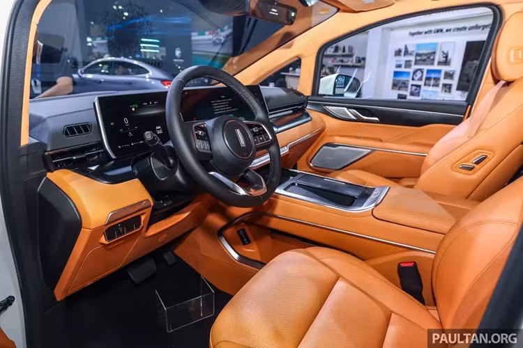 Ngay bên dưới lưới tản nhiệt là hốc gió trung tâm hình chữ nhật khá rộng. Nối liền với lưới tản nhiệt là cụm đèn pha sắc sảo, tích hợp dải đèn LED định vị ban ngày. Ở hai góc đầu xe còn có thêm khe gió nằm dọc, trang trí bằng nẹp mạ crôm.