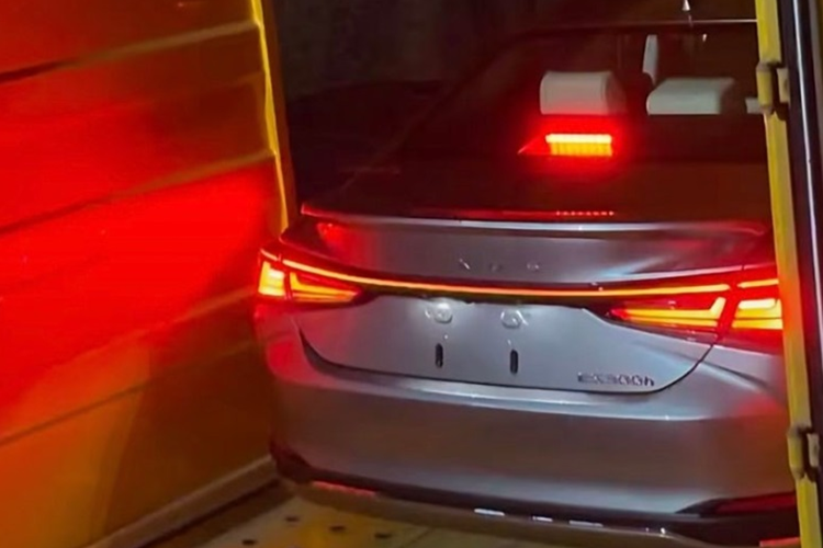 Ngoài ra, các tiện ích khác trên xe sedan hạng sang Lexus ES 2025 dự kiến vẫn được giữ nguyên, bao gồm 17 loa Mark Levinson, điều hòa tự động 3 vùng độc lập, đèn viền nội thất 64 màu, hàng ghế trước chỉnh điện có tính năng thông gió/sưởi ấm và nhớ vị trí...