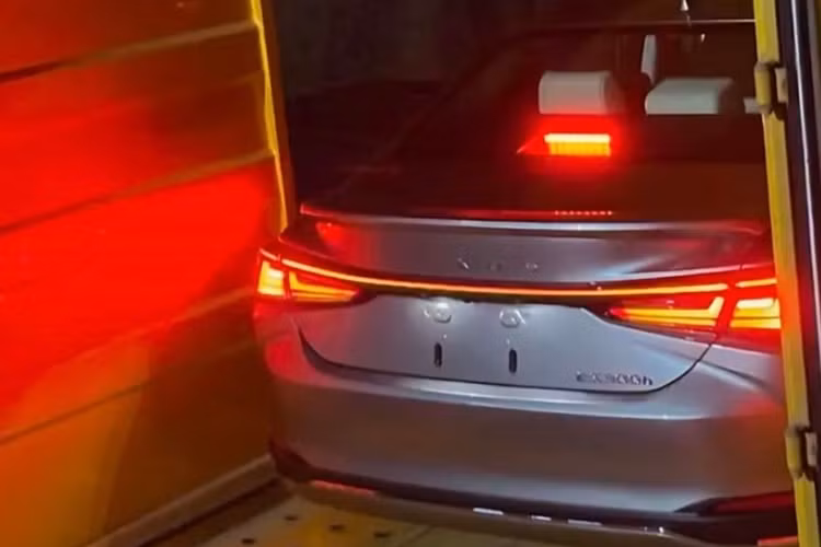 Ngoài ra, các tiện ích khác trên xe sedan hạng sang Lexus ES 2025 dự kiến vẫn được giữ nguyên, bao gồm 17 loa Mark Levinson, điều hòa tự động 3 vùng độc lập, đèn viền nội thất 64 màu, hàng ghế trước chỉnh điện có tính năng thông gió/sưởi ấm và nhớ vị trí...