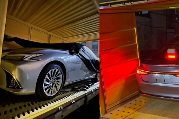 Trước thềm ra mắt, Lexus ES 2025 mới bất ngờ bị rò rỉ hình ảnh khi đang vận chuyển trên đường. Dựa vào hình ảnh được chia sẻ có thể thấy, thiết kế của xe khá giống với hình ảnh trong tài liệu hướng dẫn sử dụng đã bị rò rỉ trước đó.