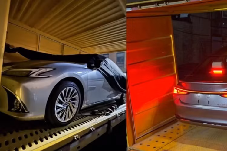 Trước thềm ra mắt, Lexus ES 2025 mới bất ngờ bị rò rỉ hình ảnh khi đang vận chuyển trên đường. Dựa vào hình ảnh được chia sẻ có thể thấy, thiết kế của xe khá giống với hình ảnh trong tài liệu hướng dẫn sử dụng đã bị rò rỉ trước đó.