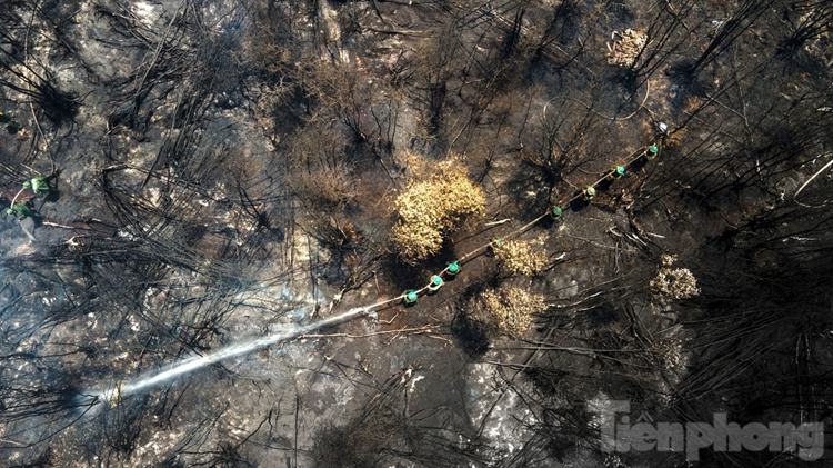 Chiều 2/5, Bộ CHQS tỉnh Kiên Giang cho hay đơn vị vẫn đang duy trì cán bộ chiến sĩ trực tại hiện trường để kịp thời phát hiện, xử lý các đám cháy ngầm, tránh để ngọn lửa bùng phát trở lại. Ảnh: Phương Vũ.