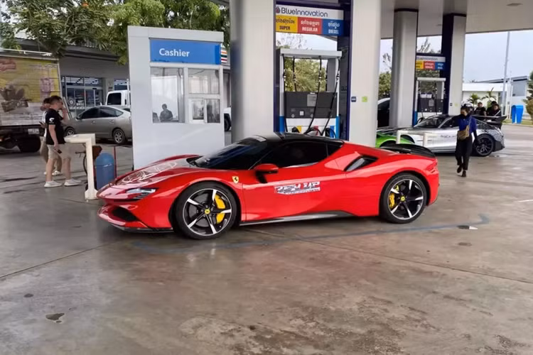 Mới đây, thông tin về việc một đại gia Campuchia tham dự Gumball 3000 bằng chiếc Bugatti Chiron đã gây sự chú ý cho giới mê xe tại Asean, đây nhiều khả năng là chiếc megacar đầu tiên góp mặt trong hành trình xe lần thứ 25 diễn ra vào tháng 9 năm nay.