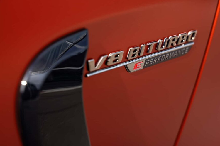 Về tổng thể, mẫu xe được trang bị bộ bodykit với các phiên bản chạy bằng động cơ V8 nhỏ hơn và logo E Performance được trang bị trên phần vè trước thể hiện đặc tính điện hóa của xe.