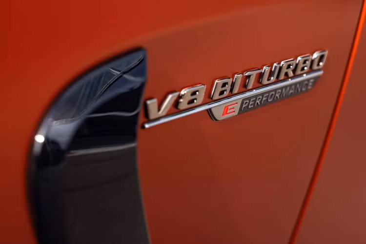 Về tổng thể, mẫu xe được trang bị bộ bodykit với các phiên bản chạy bằng động cơ V8 nhỏ hơn và logo E Performance được trang bị trên phần vè trước thể hiện đặc tính điện hóa của xe.