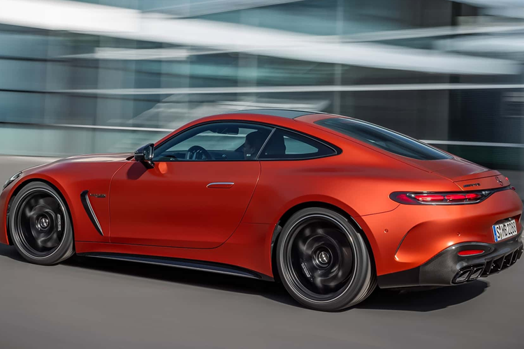 Chỉ riêng động cơ V8 4.0 lít tăng áp kép đã tạo ra công suất 603 mã lực, vượt con số 577 mã lực của AMG GT 63. Ở mẫu Mercedes-AMG GT 63 S E Performance bản hybrid, xe được gắn thêm một động cơ điện tăng thêm 201 mã lực.