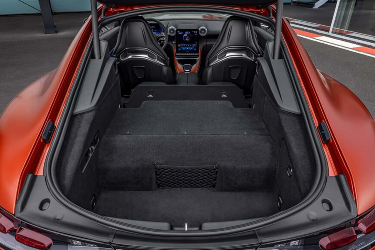 Xe động thời cũng được trang bị hệ thống phanh tái sinh với 4 cấp độ tiện dụng. Mẫu xe thể thao hiệu năng cao GT 63 S E Performance là mẫu xe thứ 4 trong gia đình AMG GT sau GT 53 và 63 chạy bằng động cơ V8 và GT 43.