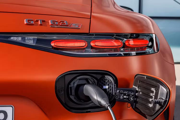 Hệ thống pin lithium-ion 6,1 kWh cũng được gắn trên trục sau để phân bổ trọng lượng tối ưu và có hệ thống làm mát trực tiếp đã được nâng cấp. Nếu bộ pin được sạc đầy, xe có thể chạy điện hoàn toàn trên quãng đường khoảng 13 km.