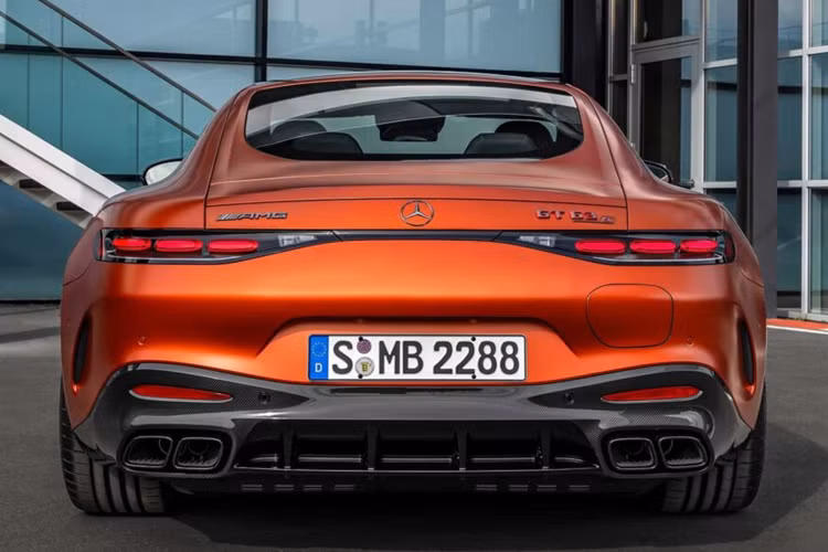 Giá xe Mercedes-AMG GT 63 S E Performance 2025 sẽ được công bố gần thời điểm ra mắt thị trường, dự kiến trong những tháng tới.