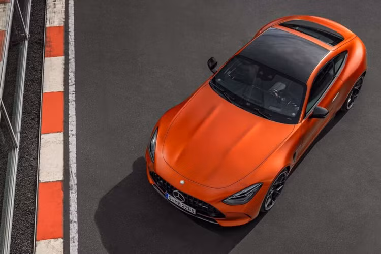 Bên trong khoang nội thất, mẫu xe được trang bị ghế thể thao AMG chỉnh điện với ba chế độ massage và nhiều tùy chọn tùy chỉnh thông qua chương trình cá nhân hóa Manufaktur. E Performance cũng có màn hình cỡ lớn dành riêng cho hệ thống thông tin giải trí MBUX giống như phiên bản GT bốn cửa.