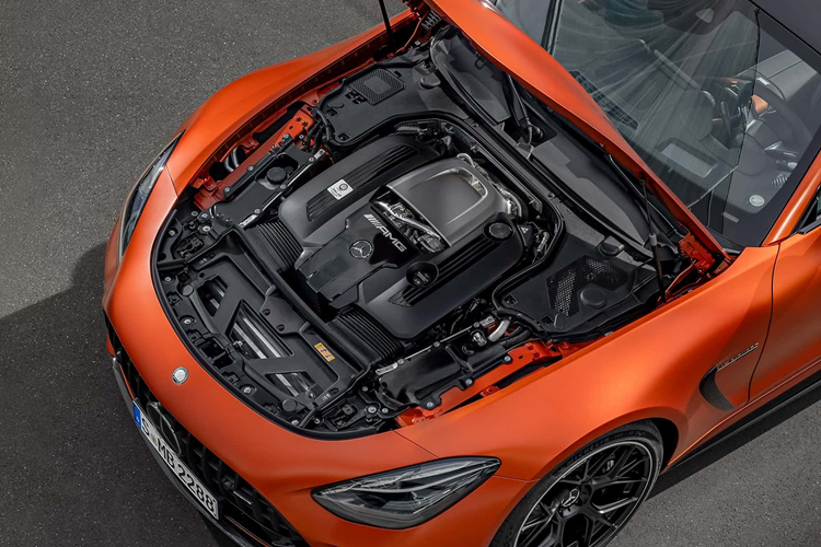 Sức mạnh được truyền tới cả bốn bánh thông qua hệ thống AMG Performance 4Matic+ biến thiên hoàn toàn và được trang bị đi kèm với hộp số AMG Speedshift MCT 9G chín cấp.