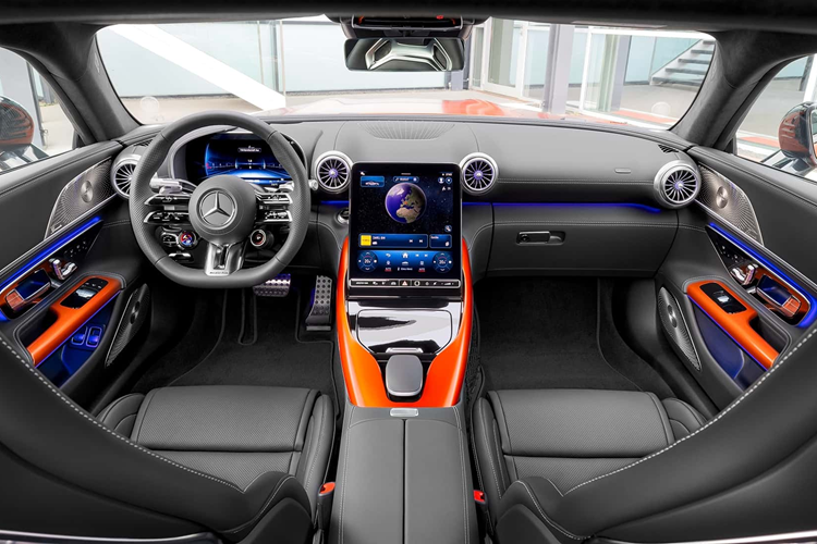 Ngoài ra, động cơ điện được trang bị hộp số hai cấp, trong khi bộ vi sai hạn chế trượt cơ học giúp nâng cao hiệu suất ở trục sau. Là sản phẩm chủ lực của dòng Mercedes-Benz thể thao, mẫu xe được trang bị rất nhiều tính năng hướng đến hiệu năng theo tiêu chuẩn.