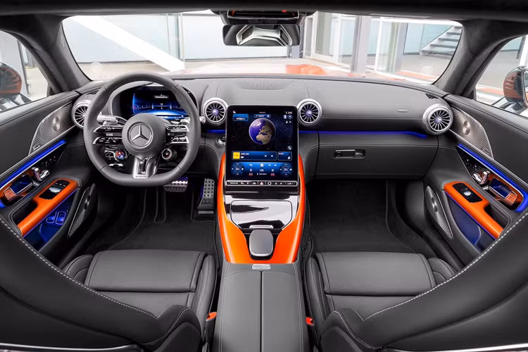Ngoài ra, động cơ điện được trang bị hộp số hai cấp, trong khi bộ vi sai hạn chế trượt cơ học giúp nâng cao hiệu suất ở trục sau. Là sản phẩm chủ lực của dòng Mercedes-Benz thể thao, mẫu xe được trang bị rất nhiều tính năng hướng đến hiệu năng theo tiêu chuẩn.