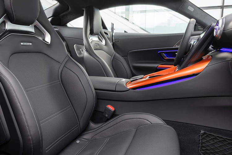 Xe sở hữu hệ thống treo AMG Active Ride Control với tính năng hệ thống lái trục sau, phanh hiệu năng cao bằng gốm mạnh mẽ nhất và xe được trang bị bao gồm tám chế độ lái được truy cập thông qua công tắc AMG Dynamic Select.