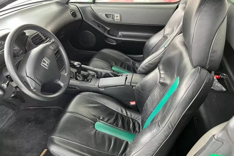 Về chiếc xe Honda CR-X del Sol này, nó mang ngoại thất màu xanh lá mã là Samba Green Pearl đi cùng bộ mâm chấu đơn, màu bạc, còn rất mới, xe có nội thất màu đen và đồng hồ công tơ mét chỉ mới dừng lại ở con số 40.609 km, tính ra trung bình mỗi năm, xe lăn bánh chỉ 1.353 km, chia ra mỗi tháng, con số này chỉ rơi vào tầm 112 km.