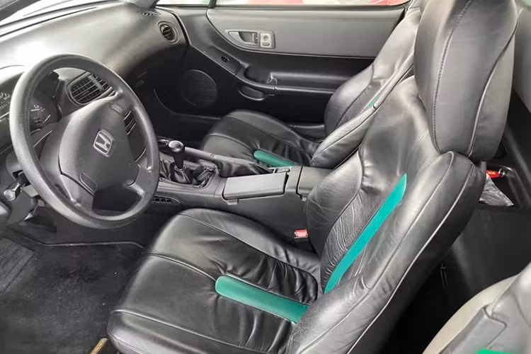 Về chiếc xe Honda CR-X del Sol này, nó mang ngoại thất màu xanh lá mã là Samba Green Pearl đi cùng bộ mâm chấu đơn, màu bạc, còn rất mới, xe có nội thất màu đen và đồng hồ công tơ mét chỉ mới dừng lại ở con số 40.609 km, tính ra trung bình mỗi năm, xe lăn bánh chỉ 1.353 km, chia ra mỗi tháng, con số này chỉ rơi vào tầm 112 km.