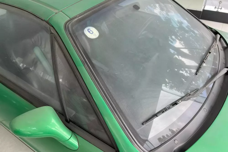 Theo chủ sở hữu thì chiếc Honda CR-X del Sol màu xanh Samba Green Pearl của mình nằm kho đã khá lâu, đây là 1 trong số rất ít xe Honda cổ điển nhập chính hãng cách đây hơn 30 năm. Chiếc xe này có tuổi đời lâu đến nổi chủ xe không nhớ năm 1994 hay 1995