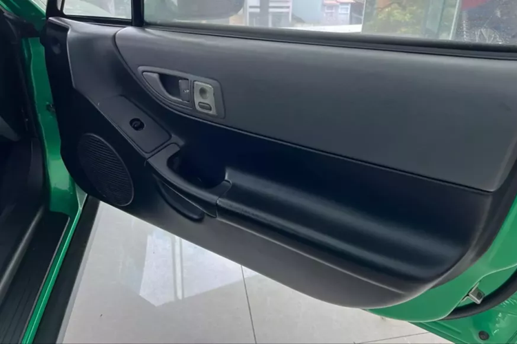 Mui xe được vận hành bằng cách gạt hai chốt phía trên cửa sổ, sau đó giữ một nút. Nắp cốp nâng lên theo chiều dọc và hai cánh tay kéo vào mui targa. Đây cũng là chiếc Honda mui trần đầu tiên được bán tại Hoa Kỳ. Việc sản xuất và bán hàng kết thúc với mẫu xe năm 1997 ở Bắc Mỹ và năm 1998 ở những nơi khác.