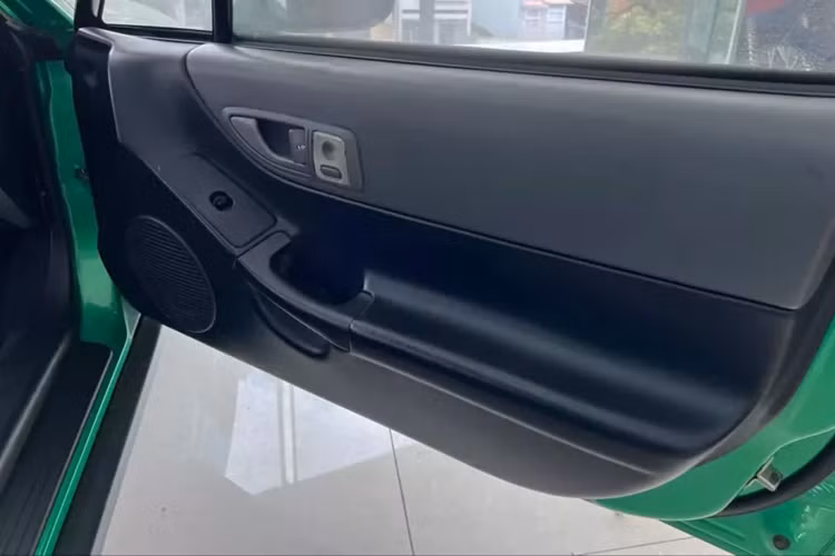 Mui xe được vận hành bằng cách gạt hai chốt phía trên cửa sổ, sau đó giữ một nút. Nắp cốp nâng lên theo chiều dọc và hai cánh tay kéo vào mui targa. Đây cũng là chiếc Honda mui trần đầu tiên được bán tại Hoa Kỳ. Việc sản xuất và bán hàng kết thúc với mẫu xe năm 1997 ở Bắc Mỹ và năm 1998 ở những nơi khác.