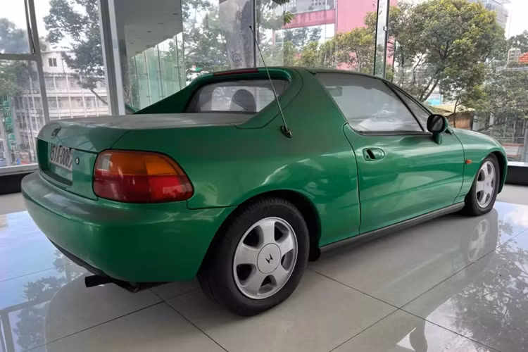 Một mẫu xe cao cấp khác là VTi cũng có mặt tại châu Âu, được trang bị động cơ DOHC VTEC 4 xi-lanh 1,6 lít giống như mẫu xe del Sol VTEC ở Bắc Mỹ. Các mẫu xe SiR tại Nhật Bản được trang bị động cơ 4 xi-lanh DOHC VTEC (B16A) 1,6 lít công suất 170 PS (125 kW; 168 mã lực) có tùy chọn bộ vi sai chống trượt giới hạn.