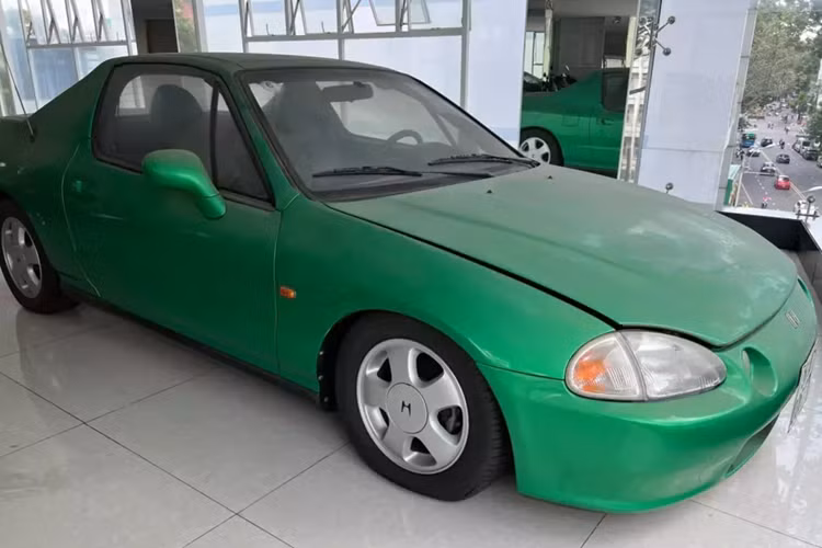 Tại TP HCM hiện có 1 chiếc xe đã hàng hiếm mà trong hơn 20 năm qua, chủ nhân của nó rất ít khi cầm lái xuống đường, đó là chiếc Honda CR-X del Sol siêu hiếm (được bán trên các thị trường khác với tên gọi Honda Civic del Sol , Honda del Sol và Honda CRX).