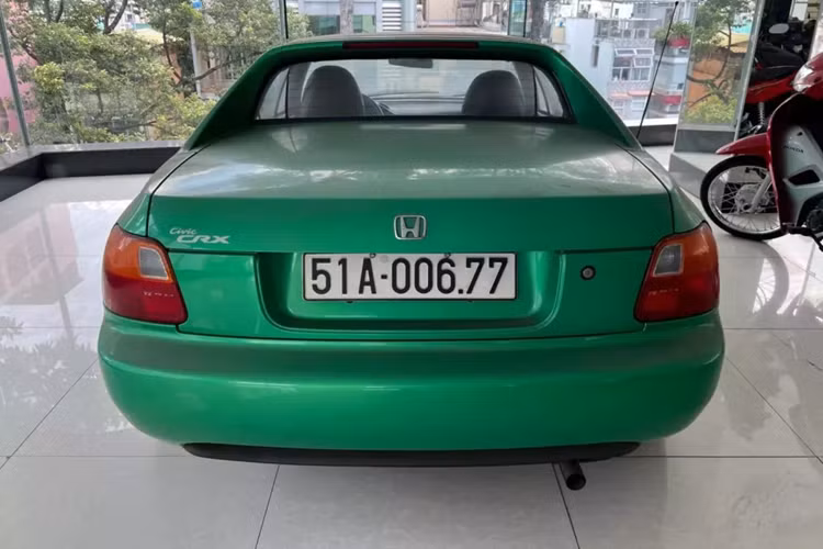 Tùy thuộc vào mẫu xe và thị trường, các tùy chọn bao gồm cánh gió sau, thảm sàn tùy chỉnh, hộp số tự động , trợ lực lái, gương sưởi, đèn sương mù phía trước, hệ thống kiểm soát lực kéo (chỉ dành cho JDM), bộ vi sai chống trượt (chỉ dành cho JDM) và điều hòa không khí .