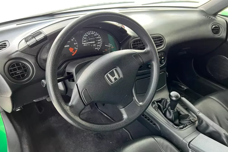 Câu chuyện về phí đường bộ diễn ra vào đầu năm 2013, lúc đó, chiếc xe đã ở đây cũng rất lâu. Chủ nhân đã không chia sẻ về giá bán của chiếc xe Honda CR-X del Sol mui trần này khi mình mua cách đây 30 năm, nhưng cho biết, bây giờ nó là vô giá với mình.