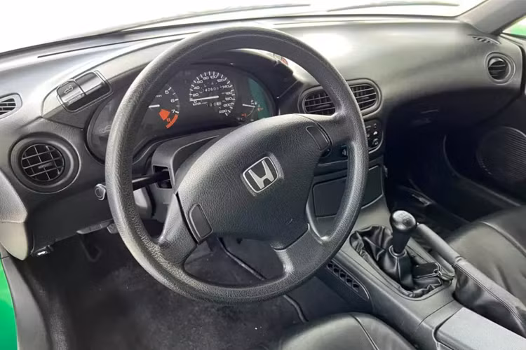 Câu chuyện về phí đường bộ diễn ra vào đầu năm 2013, lúc đó, chiếc xe đã ở đây cũng rất lâu. Chủ nhân đã không chia sẻ về giá bán của chiếc xe Honda CR-X del Sol mui trần này khi mình mua cách đây 30 năm, nhưng cho biết, bây giờ nó là vô giá với mình.