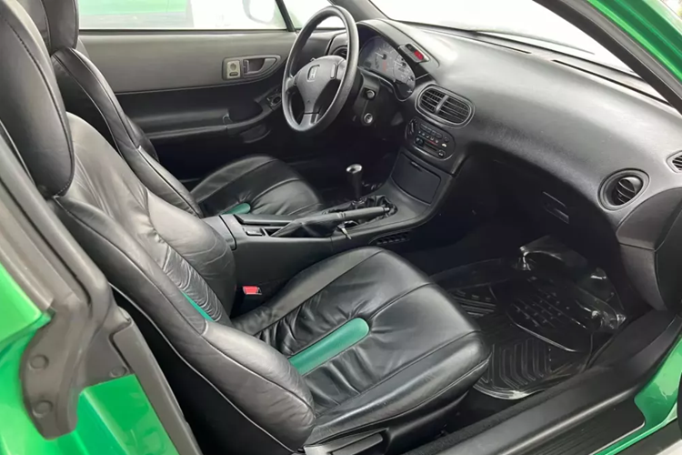 Honda CR-X del Sol là xe mui trần 2 chỗ sản xuất từ năm 1992 đến năm 1998. Mặc dù thân xe trông giống với thiết kế của những mẫu xe có động cơ đặt giữa, nhưng del Sol lại được xây dựng dựa trên nền tảng Honda Civic có động cơ đặt trước và là mẫu xe kế nhiệm của Honda CR-X.