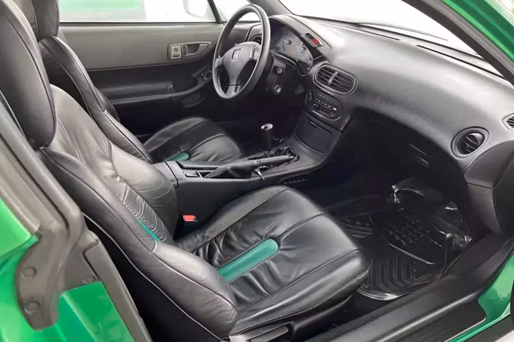 Honda CR-X del Sol là xe mui trần 2 chỗ sản xuất từ năm 1992 đến năm 1998. Mặc dù thân xe trông giống với thiết kế của những mẫu xe có động cơ đặt giữa, nhưng del Sol lại được xây dựng dựa trên nền tảng Honda Civic có động cơ đặt trước và là mẫu xe kế nhiệm của Honda CR-X.