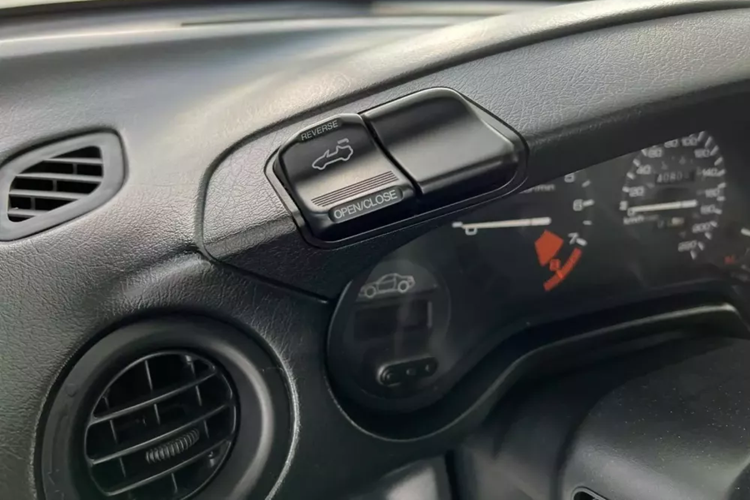 Trong garage ôtô tại Sài thành này, theo chủ nhân từng chứa rất nhiều mẫu xe thuộc diện độc nhất vô nhị tại Việt Nam, cũng đồng nghĩa rất khó tìm khách hàng để bán nhưng tất cả đều có chủ, chỉ còn mỗi chiếc xe Honda CR-X del Sol này trụ ở đây.