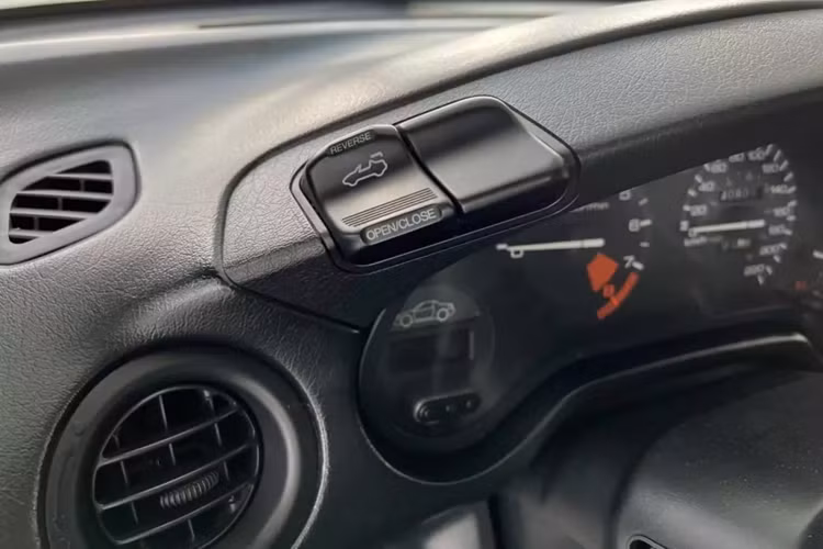 Trong garage ôtô tại Sài thành này, theo chủ nhân từng chứa rất nhiều mẫu xe thuộc diện độc nhất vô nhị tại Việt Nam, cũng đồng nghĩa rất khó tìm khách hàng để bán nhưng tất cả đều có chủ, chỉ còn mỗi chiếc xe Honda CR-X del Sol này trụ ở đây.