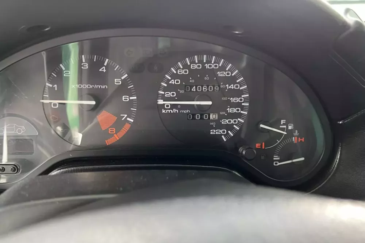 Mẫu xe "Si" (gọi là "ESi" ở Châu Âu) được trang bị tiêu chuẩn động cơ 4 xi- lanh SOHC VTEC 16 van 1,6 lít . Si cũng được trang bị bánh xe hợp kim 14 inch, được cung cấp theo tùy chọn sơn cùng màu thân xe trên các mẫu xe Samba Green, gương chiếu hậu chỉnh điện, kiểm soát hành trình , phanh đĩa sau , lốp rộng hơn và thanh chống lắc trước &amp; sau bổ sung .