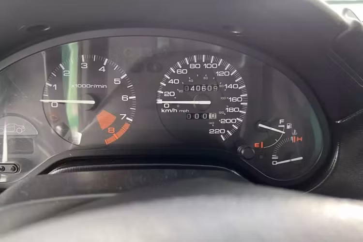 Mẫu xe "Si" (gọi là "ESi" ở Châu Âu) được trang bị tiêu chuẩn động cơ 4 xi- lanh SOHC VTEC 16 van 1,6 lít . Si cũng được trang bị bánh xe hợp kim 14 inch, được cung cấp theo tùy chọn sơn cùng màu thân xe trên các mẫu xe Samba Green, gương chiếu hậu chỉnh điện, kiểm soát hành trình , phanh đĩa sau , lốp rộng hơn và thanh chống lắc trước &amp; sau bổ sung .