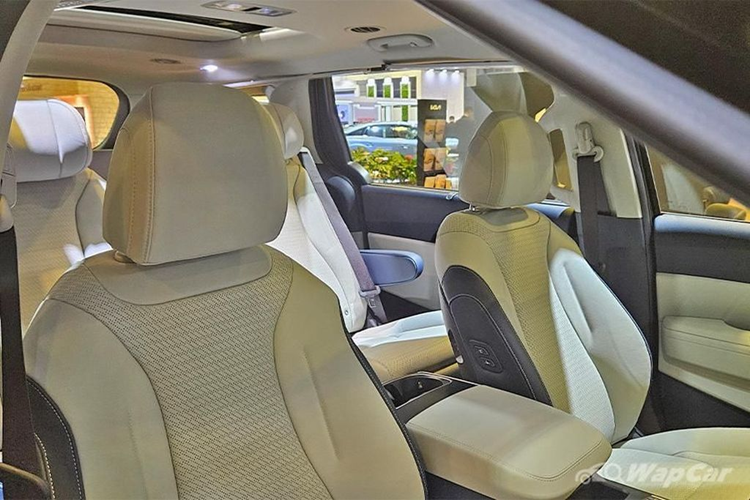 Nhờ đó, Carnival Hybrid 2024 có công suất tổng cộng 245 mã lực và mô-men xoắn cực đại 366 Nm. Theo công bố từ nhà sản xuất, lượng xăng tiêu thụ kết hợp của Carnival Hybrid mới là 14 km/lít (khoảng 7,14 lít/100 km), áp dụng cho phiên bản 9 chỗ và dùng vành 18 inch.