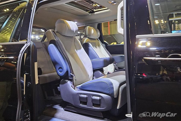 Con số tương ứng với bản 7 chỗ dùng vành 19 inch, là 13,5 km/lít (7,4 lít/100 km). Về trang bị an toàn, xe sở hữu hệ thống hỗ trợ lái trên cao tốc Highway Driving Assistance 2, hệ thống này cung cấp khả năng hỗ trợ lái xe bán tự động bằng cách giữ khoảng cách an toàn với các phương tiện khác, duy trì tốc độ đặt trước và giữ làn đường.