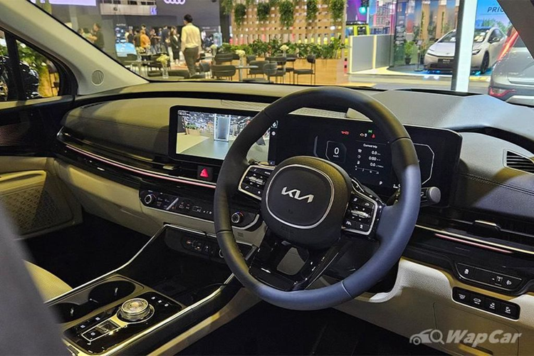 Ghế ngồi dạng công thái học, bọc da cao cấp, tích hợp tính năng sưởi ấm, làm mát và massage. Xe sở hữu không gian nội thất 2 tông màu, tinh tế và cao cấp. Về truyền động, Kia Carnival Hybrid 2024 được trang bị máy xăng 4 xi-lanh, tăng áp, dung tích 1.6L kết hợp cùng mô-tơ điện và hộp số tự động 6 cấp.