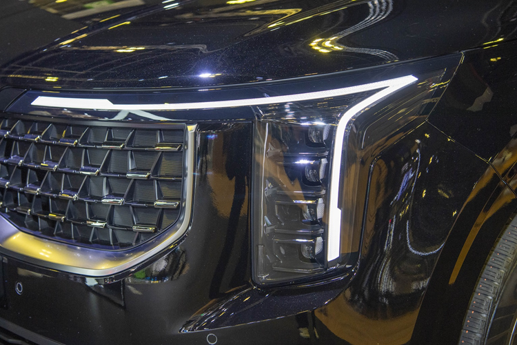 Ngoài đèn hậu, thiết kế của cản sau và cửa cốp cũng được thay đổi để nhìn hài hòa hơn. Bên trong cabin, Kia Carnival Hybrid 2024 được trang bị màn hình giải trí trung tâm và bảng đồng hồ kỹ thuật số có cùng kích thước 12,3 inch nối liền với nhau, tạo thành cụm màn hình kép.