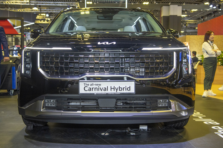 Ngoài ra, xe còn có tính năng hiển thị thông tin trên kính lái (HUD). Cụm điều chỉnh hệ thống điều hòa mới gọn gàng và dễ sử dụng hơn. Khu vực cần số cũng được tái thiết kế với cần số dạng núm xoay. Một số trang bị đáng chú ý khác bao gồm camera hành trình, chìa khóa thông minh và gương chiếu hậu kỹ thuật số.