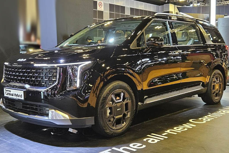 Tại Triển Lãm Ô tô Singapore 2024, hãng xe Hàn Quốc đã trưng bày mẫu Kia Carnival 2024 mới phiên bản nâng cấp giữa vòng đời. Xe được trưng bày thuộc bản hybrid. Trên thực tế, Kia Carnival Hybrid 2024 đã được giới thiệu tới toàn cầu từ hồi tháng 10/2023, tại thị trường quê nhà.