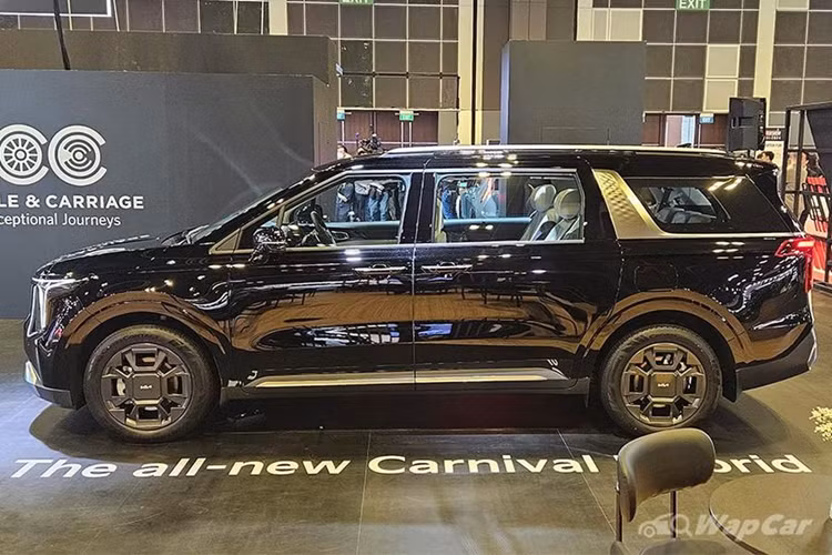“Ngoại hình” của Kia Carnival Hybrid 2024 là sự kết hợp của nhiều nét thiết kế khác nhau với các chi tiết gợi nhớ đến một số mẫu xe mà hãng mới ra mắt như EV9 hay Seltos 2023. Điều này được thể hiện rõ ràng ở cụm đèn pha mới đặt dọc, kết hợp dải đèn LED ban ngày hình chữ T cách điệu.