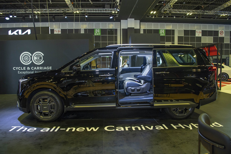 Mặt ca-lăng vẫn có kiểu dáng hình mũi hổ đặc trưng, họa tiết dạng nan ngang hoặc mắt cáo tùy từng phiên bản. Nổi bật phía đuôi xe là cụm đèn hậu LED được thiết kế với hiệu ứng Starmap 3 chiều với dải LED trang trí kéo dài theo bề ngang thân xe và xuống dưới cản sau.