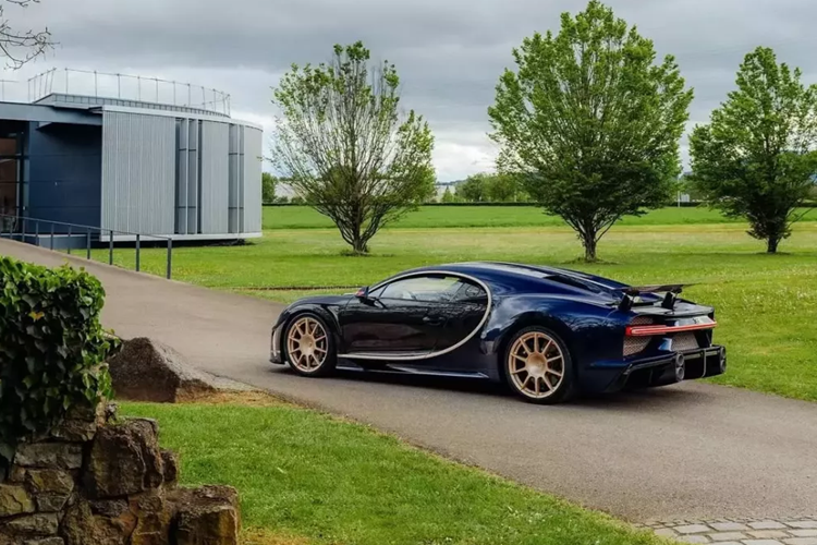 'Le Passage du Temps' là hiện thân thực sự của di sản phong phú và tay nghề thủ công vượt thời gian của Bugatti. Các chi tiết 'cát vàng' được chế tác tinh tế bên cạnh carbon xám và xanh. Xe đi kèm bộ mâm đa chấu rất lạ mắt.