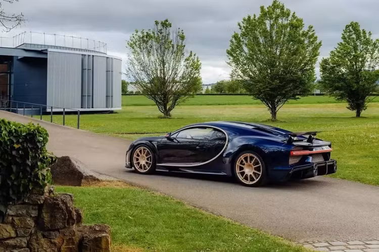 'Le Passage du Temps' là hiện thân thực sự của di sản phong phú và tay nghề thủ công vượt thời gian của Bugatti. Các chi tiết 'cát vàng' được chế tác tinh tế bên cạnh carbon xám và xanh. Xe đi kèm bộ mâm đa chấu rất lạ mắt.
