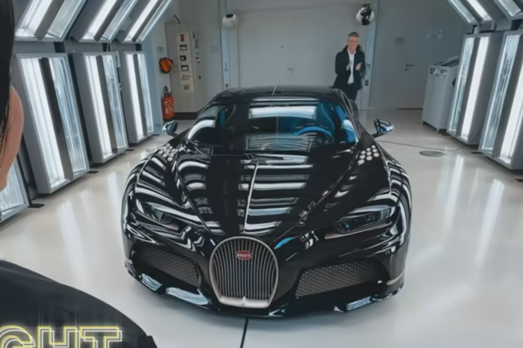 Dù vậy, chiếc siêu xe triệu đô Bugatti Chiron Super Sport độc bản của đại gia Thái Lan vẫn được trang bị khối động cơ W16, dung tích 8.0 lít, 4 bộ tăng áp,sản sinh ra công suất tối đa 1.578 mã lực và mô-men xoắn cực đại 1.600 Nm.