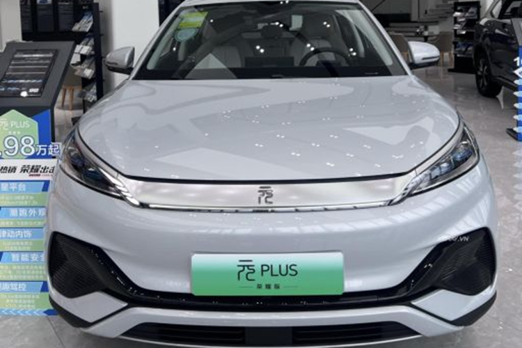 Dự kiến khi về Việt Nam, giá xe BYD Atto 3 sẽ dao động quanh mức 900 triệu đồng, cạnh tranh cùng VinFast VF6. Hiện tại, các mẫu xe điện chạy pin ra mắt tại Việt Nam vẫn đang được hưởng ưu đãi lệ phí trước bạ lần đầu với mức thu là 0%.