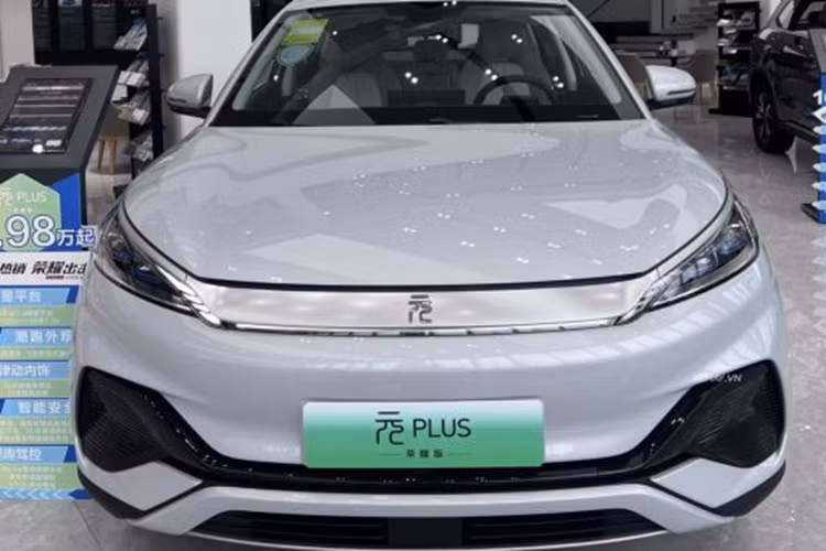 Dự kiến khi về Việt Nam, giá xe BYD Atto 3 sẽ dao động quanh mức 900 triệu đồng, cạnh tranh cùng VinFast VF6. Hiện tại, các mẫu xe điện chạy pin ra mắt tại Việt Nam vẫn đang được hưởng ưu đãi lệ phí trước bạ lần đầu với mức thu là 0%.